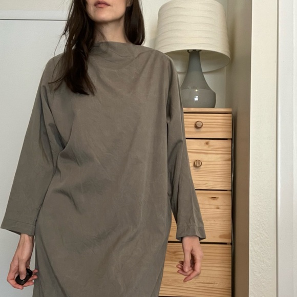 BLACK CRANE • folded neck dress - Picture 13 of 16